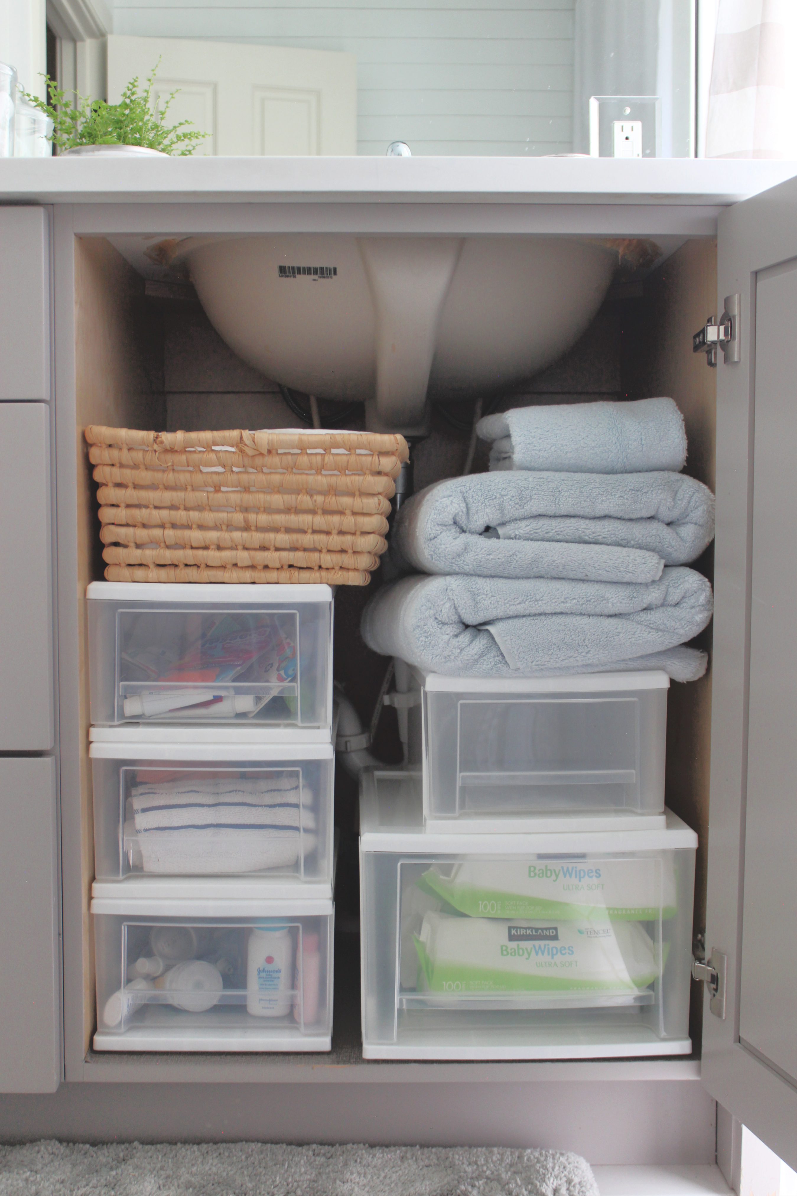 19 Clever Ways to Organize Bathroom Cabinets